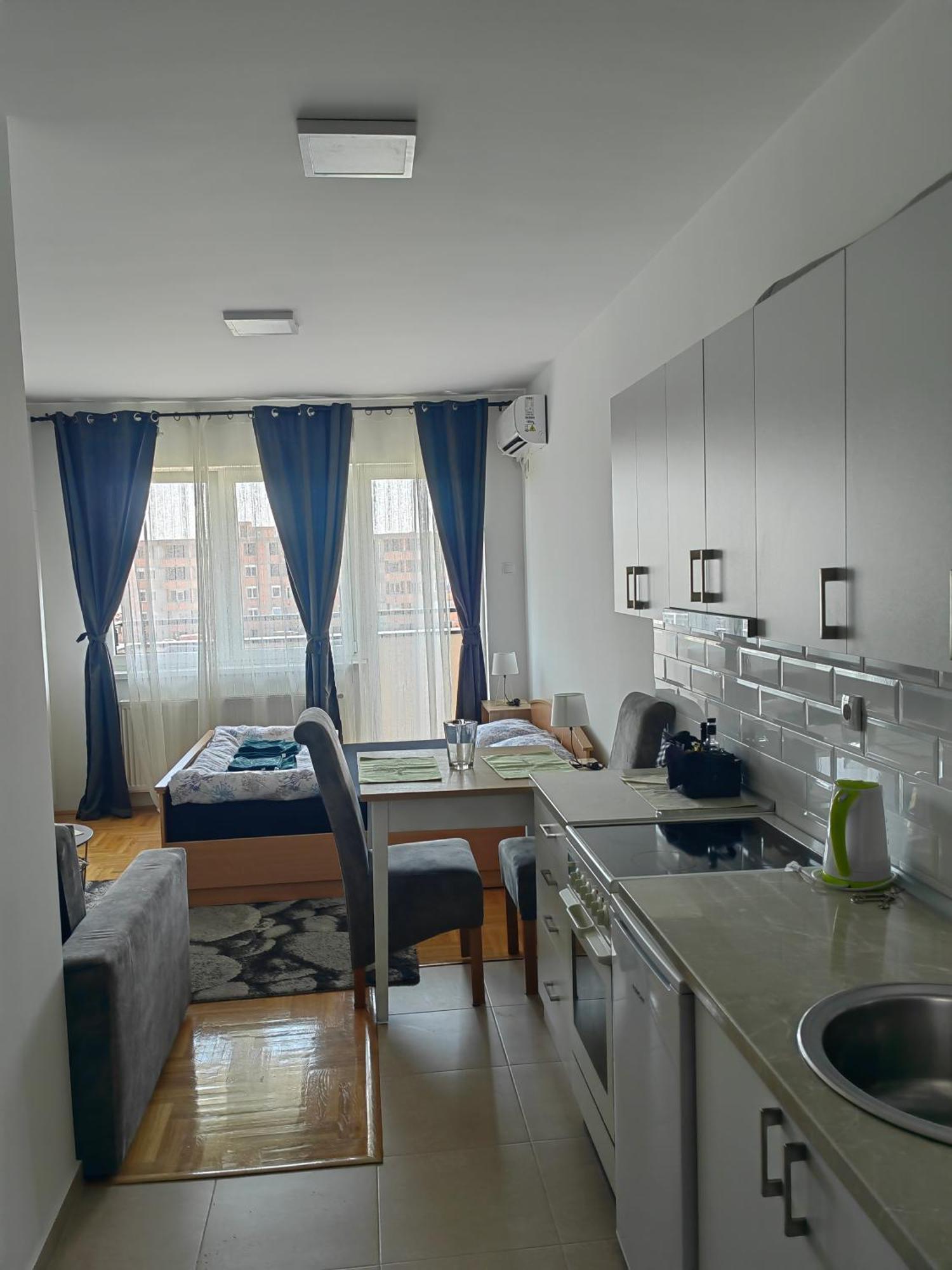 Road Warriors Apartment Суботица Екстериор снимка